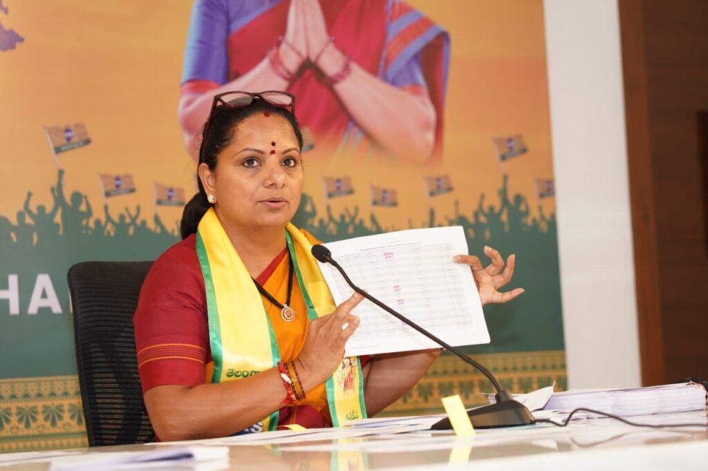 సీఎం రేవంత్ రెడ్డి నియోజకవర్గం కొడంగల్ లో కర్ణాటక ఓటర్లు సెడం నియోజకవర్గం నుంచి 11 వేల మంది కొడంగల్ లో ఓటర్లుగా ఉన్నారు కొడంగల్ లో 22 వేల డూప్లికేట్ ఓట్లు ఉంటే, 11 వేలు కర్ణాటక ఓటర్లు ఉన్నారు. సరిగ్గా అంతే మార్జిన్ తో ఆయన గెలిచారు. అంటే సీఎంకు ఈసీ ఫేవర్ చేసిందా? వన్ నేషన్, వన్ ఎలక్షన్, వన్ ఓటు అనే విధానం ఉండాలి తెలంగాణ రక్షణ సేన చీఫ్ కల్వకుంట్ల కవిత