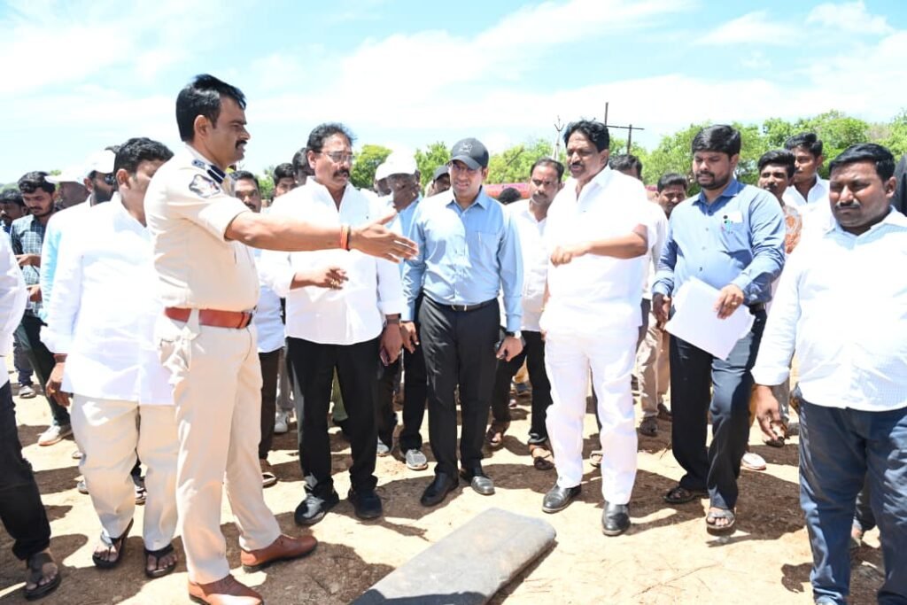 ముఖ్యమంత్రి పర్యటనకు పకడ్బందీ ఏర్పాట్లు చేయాలి…   జూలై 2న ముక్కవారిపల్లికి రానున్న సీఎం చంద్రబాబు, డెప్యూటీ సీఎం పవన్ కల్యాణ్  ఏర్పాట్లను పరిశీలించిన కలెక్టర్ డా. ఎస్. వెంకటేశ్వర్ ఎస్పీ.ఎల్. సుబ్బరాయుడు.