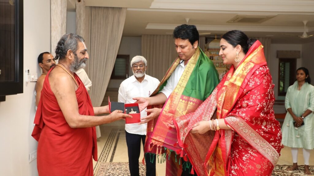 సమతామూర్తిని కుటుంబసమేతంగా దర్శించుకున్న త్రిపుర బీజేపీ ఎంపీ బిప్లబ్ కుమార్ దేవ్