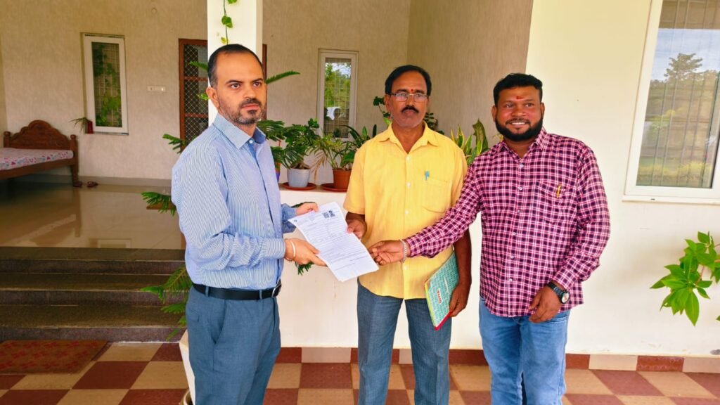 ఓటు నమోదు చేసుకున్న జిల్లా కలెక్టర్.
