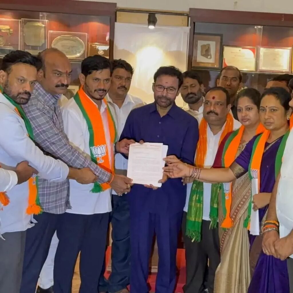 తాడిచెర్ల ఫేజ్-2 సింగరేణికి కేటాయింపు స్వాగతం  మంథనిలో ప్రధాని మోదీ చిత్రపటానికి పాలాభిషేకం చేసిన బీజేపీ శ్రేణులు