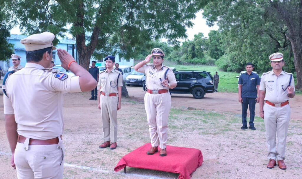 క్రమశిక్షణ, ఫిట్నెస్ పోలీస్ శాఖకు మూలాధారం   వీక్లీ పరేడ్‌తో పోలీస్ సిబ్బందిలో శారీరక దృఢత్వం   ఆరోగ్య పరిరక్షణతోనే సమర్థవంతమైన విధినిర్వహణ   విధినిర్వహణ ఎంత ముఖ్యమో, ఆరోగ్య పరిరక్షణ కూడా అంతే ముఖ్యం   వీక్లీ పరేడ్‌లో జిల్లా ఎస్పీ డా. జి. జానకి షర్మిల,