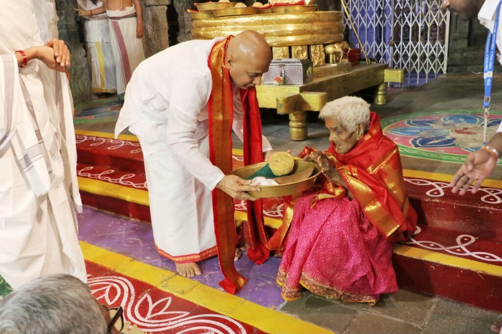 శతాధిక వృద్దురాలు నవనీతమ్మకు ప్రత్యేక విఐపి బ్రేక్ దర్శనం