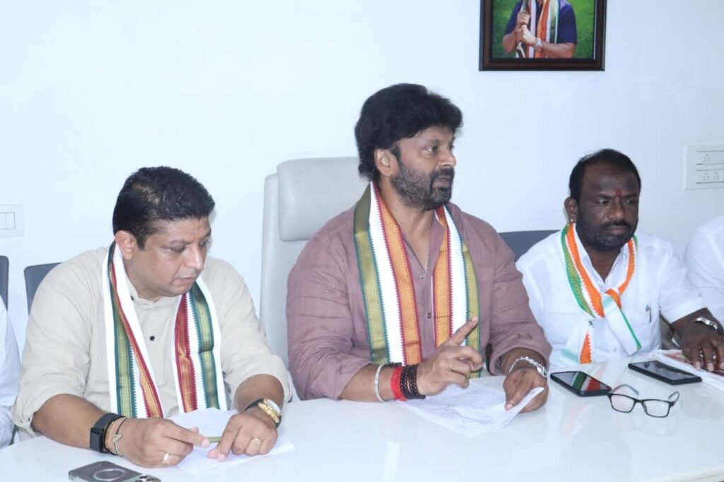 అర్హులైన ప్రతి ఒక్కరి పేరు ఓటరు జాబితాలో నమోదు అయ్యేలా కాంగ్రెస్ శ్రేణులు కృషి చేయాలి     ఇంచార్జులతో సమీక్షా సమావేశంలో ఎమ్మెల్యే రాజ్ ఠాకూర్, టీపీసీసీ రాష్ట్ర ప్రధాన కార్యదర్శి దుద్దిళ్ల శ్రీను బాబు