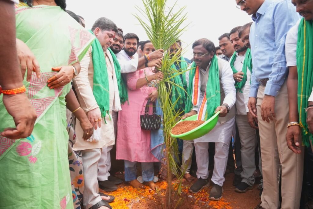 జనగామ గ్రామంలో మెగా ఫామ్ ఆయిల్ ప్లాంటేషన్ కార్యక్రమం  ఆయిల్ పామ్ మొక్కలు నాటిన మంత్రులు పొన్నం ప్రభాకర్, వివేక్ వెంకటస్వామి