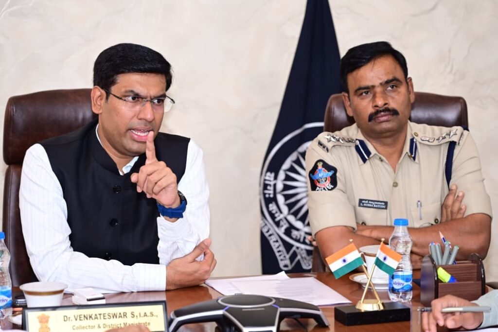 ఇసుక, కంకర (గ్రావెల్) అక్రమ తవ్వకాలు, రవాణా పై కఠిన చర్యలు   అనుమతి పొందిన ప్రతి వాహనానికి విండ్‌స్క్రీన్‌పై పర్మిట్ తప్పనిసరి   అక్రమాలకు పాల్పడితే రీచ్‌ల అనుమతులు రద్దు చేస్తాం            జిల్లా కలెక్టర్ డా. ఎస్. వెంకటేశ్వర్   రెవెన్యూ, మైనింగ్ శాఖలతో సమన్వయంతో సంయుక్త దాడులు  :జిల్లా ఎస్పీ ఎల్. సుబ్బారాయుడు