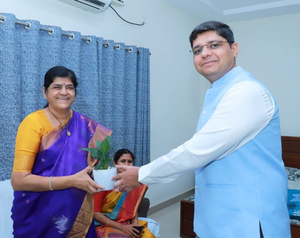హైకోర్టు న్యాయమూర్తుల జిల్లాల పర్యటన స్వాగతం పలికిన జిల్లా కలెక్టర్ ఆశిష్ సంగ్వాన్