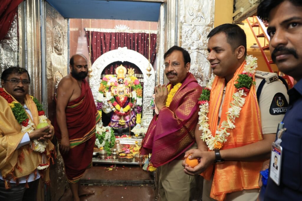 లాల్‌దర్వాజా శ్రీ సింహవాహిని మహంకాళి ఆలయంలో శిఖర పూజ, ధ్వజారోహణ.. పాల్గొన్న నగర సీపీ వీసీ సజ్జనర్  లాల్