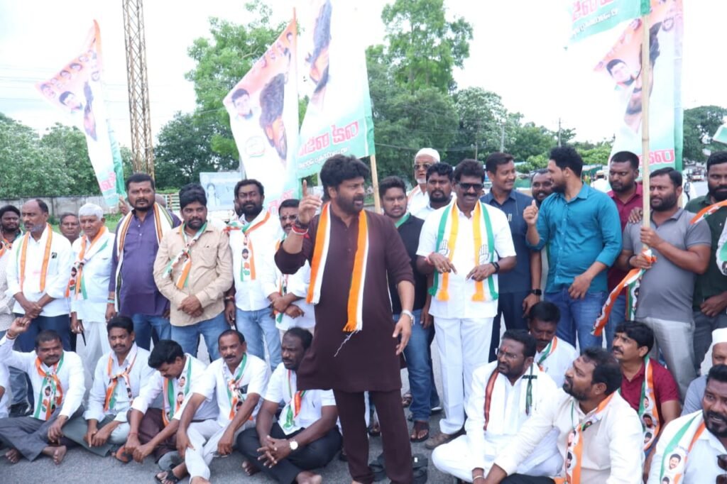 ఢిల్లీ లో రాహుల్ గాంధీ అరెస్టు గోదావరి ఖనిలో కాంగ్రెస్ శ్రేణుల ధర్నా పాల్గోన్న ఎమ్మెల్యే ఎం.ఎస్. రాజ్ ఠాకూర్