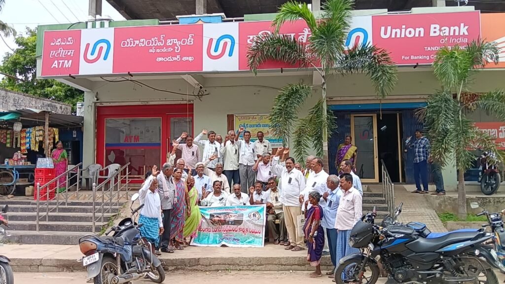 సింగరేణి పెన్షన్‌దారులకు రూ.30 లక్షల ప్రమాద బీమా అమలు చేయాలినల్ల బ్యాడ్జీలతో  ధర్నా
