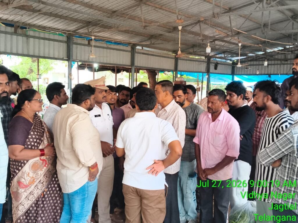 రైతు బజార్ లో అధికారుల పరిశీలిన