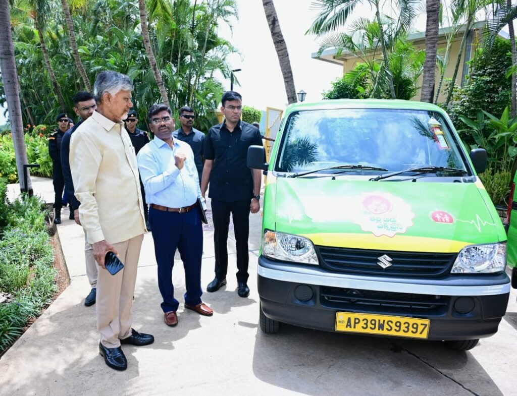 ‘తల్లీ–బిడ్డ ఎక్స్‌ప్రెస్’ నూతన వాహనాలను పరిశీలించిన ముఖ్యమంత్రి చంద్రబాబు   సకల సౌకర్యాలతో త్వరలో అందుబాటులోకి 500 కొత్త వాహనాలు   ఏటా సుమారు 2.75 లక్షల మంది బాలింతలకు ప్రయోజనం