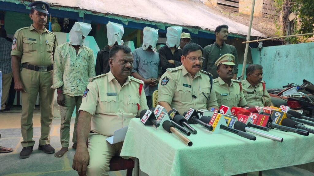ప్రేమ వ్యవహారమే కారణం కత్తితో దాడి చేసిన యువకుల అరెస్టు