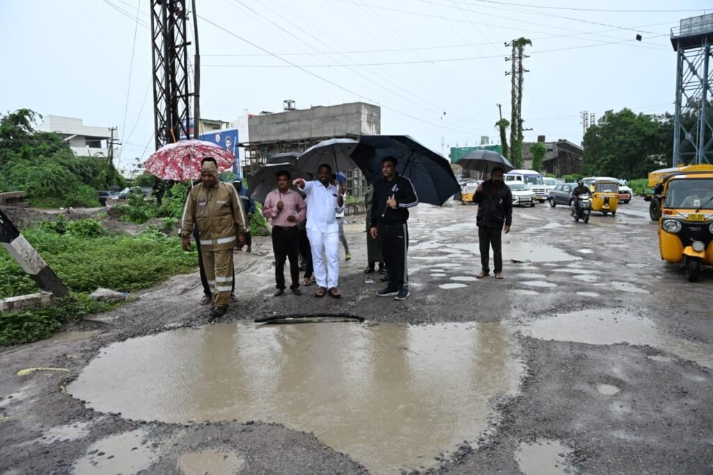 ఆర్వోబీ పనుల జాప్యంపై కేంద్ర  మంత్రి బండి సంజయ్ మండిపాటు కరీంనగర్