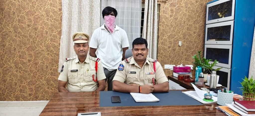యూట్యూబ్‌లో తప్పుడు ప్రకటనలు  గేదెలు బర్రెలు విక్రయిస్తున్నట్లు నమ్మించి  ప్రజలను మోసం చేసిన సైబర్ క్రైం నిందితుడు అరెస్ట్