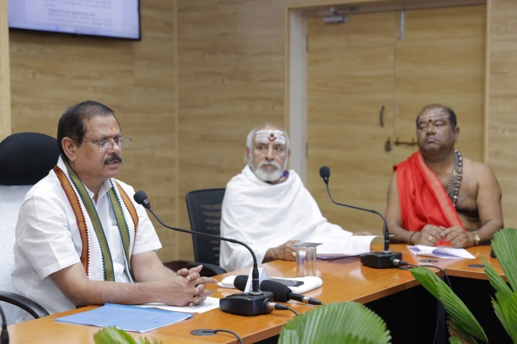 శ్రావణమాస ఏర్పాట్లపై  ప్రాథమిక సమావేశం  ఆగస్టు 13న శ్రావణమాసోత్సవాలు ప్రారంభం  సెప్టెంబరు 12వ తేదీన ముగియనున్న శ్రావణమాసోత్సవాలు  శ్రావణమాసోత్సవాలపై ప్రాథమిక సమావేశాన్ని నిర్వహించిన కార్యనిర్వహణాధికారి