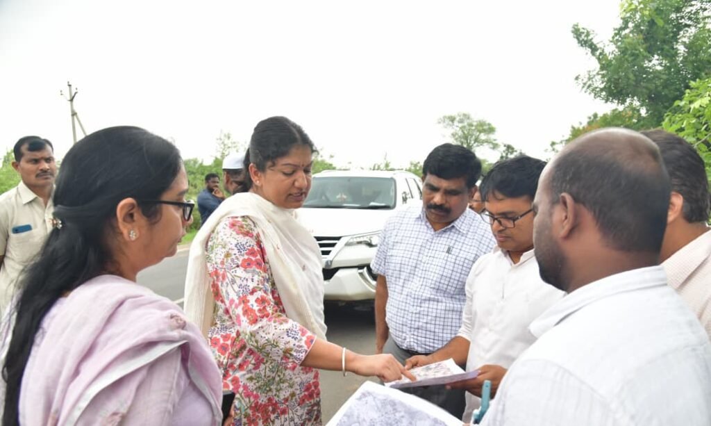 వేగవంతంగా ఫోర్‌లైన్ రోడ్డు నిర్మాణ పనులు చేపట్టాలి  జిల్లా కలెక్టర్ చిత్రా మిశ్రా