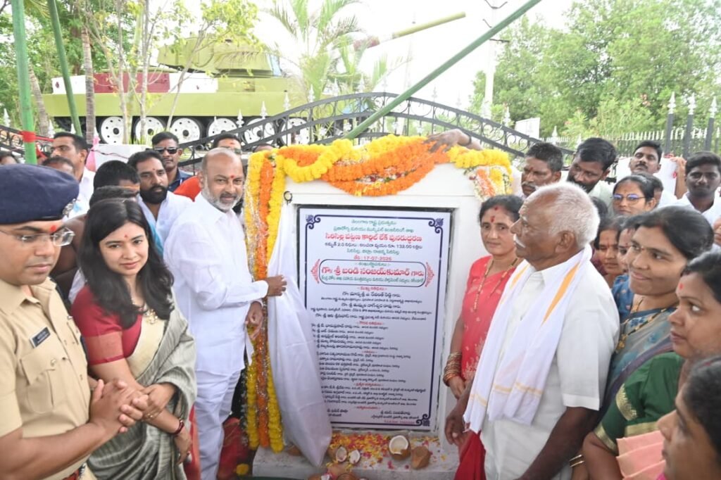 అభివ్రుద్ధి కోసం నిధులిస్తే జీతాలకు, కరెంట్ బిల్లులకు మళ్లిస్తారా?   కేంద్ర మంత్రి బండి సంజయ్ కుమార్