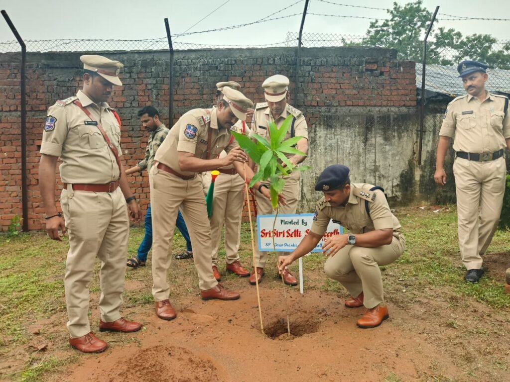 ప్రజలకు నిస్పాక్షికంగా సేవలు అందించాలి  జిల్లా ఎస్పీ సిరిశెట్టి సంకీర్త్