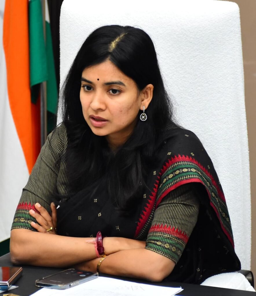 నీటి సంరక్షణ పనులు ముమ్మరంగా చేయాలి   ప్రభుత్వ లక్ష్యాన్ని సాధించాలి    ఇందిరమ్మ ఇండ్లలో స్థాయిల వారీగా పురోగతి ఉండాలి  జిల్లా కలెక్టర్ గరిమ అగ్రవాల్   ఏఈలు, ఎంపీడీఓలు, గ్రామీణ అభివృద్ధి శాఖ అధికారులతో టెలీ కాన్ఫరెన్స్ ద్వారా జిల్లా కలెక్టర్ సమీక్ష