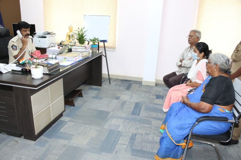 జిల్లా పోలీస్ ప్రధాన కార్యాలయంలో ప్రజా సమస్యల పరిష్కార వేదిక కార్యక్రమాన్ని నిర్వహించిన జిల్లా ఎస్పీ  బి.ఉమామహేశ్వర్   సమస్యలు విన్నవించుకున్న 64 మంది అర్జిదారులు