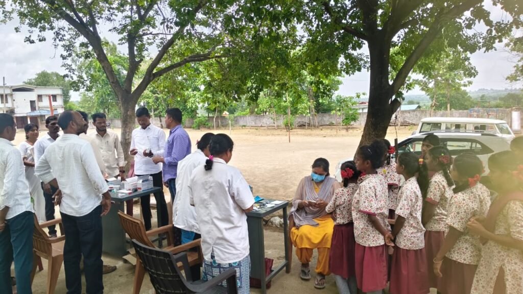 మహాగం బాలికల ఆశ్రమ పాఠశాలలో వైద్య శిబిరాన్ని పరిశీలించిన   జైనూర్ మార్కెట్ కమిటీ చైర్మన్ కుడ్మెత విశ్వనాథ్ రావ్   విద్యార్థినుల ఆరోగ్యంపై ప్రత్యేక శ్రద్ధ వహించాలి: చైర్మన్  ఆశ్రమ పాఠశాలలో ముమ్మరంగా రక్త పరీక్షల శిబిరం