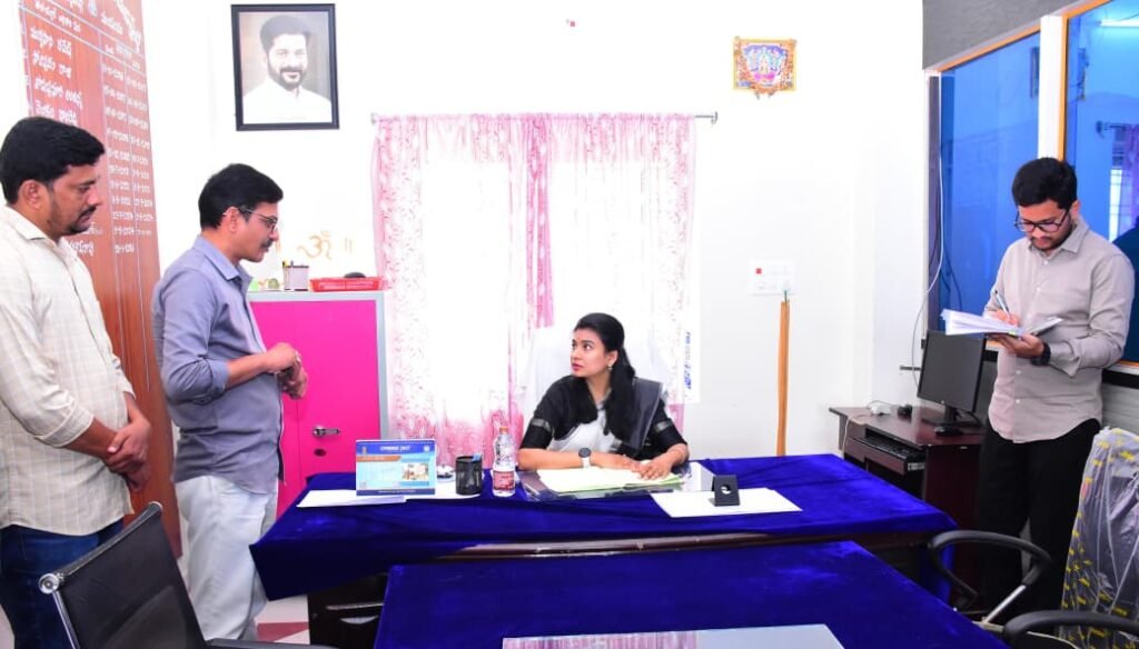 రెవెన్యూ అధికారులు సమయ పాలన పాటించాలి    భూ భారతి, సాదాబైనామా దరఖాస్తులు పరిష్కరించాలి    జిల్లా కలెక్టర్ గరిమ అగ్రవాల్  తంగళ్లపల్లి మండల రెవెన్యూ కార్యాలయంలో తనిఖీ