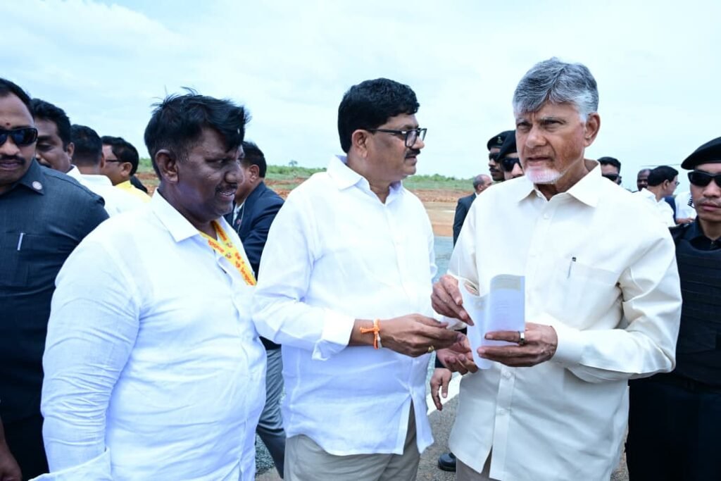 ముఖ్యమంత్రిని కలిసిన డిసిసి బ్యాంక్ చైర్మన్ మంచూరు