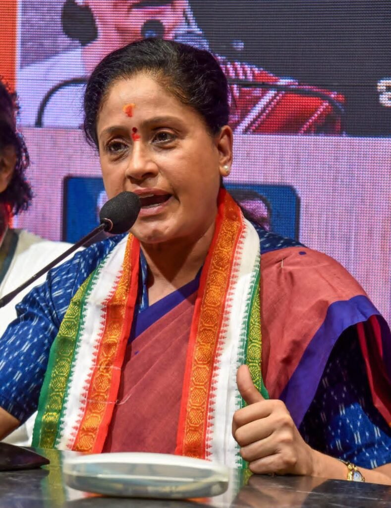 సొంత ప్రభుత్వం పోలీస్ అధికారులపై కాంగ్రెస్ ఎమ్మెల్సీ విజయశాంతి ఆగ్రహం
