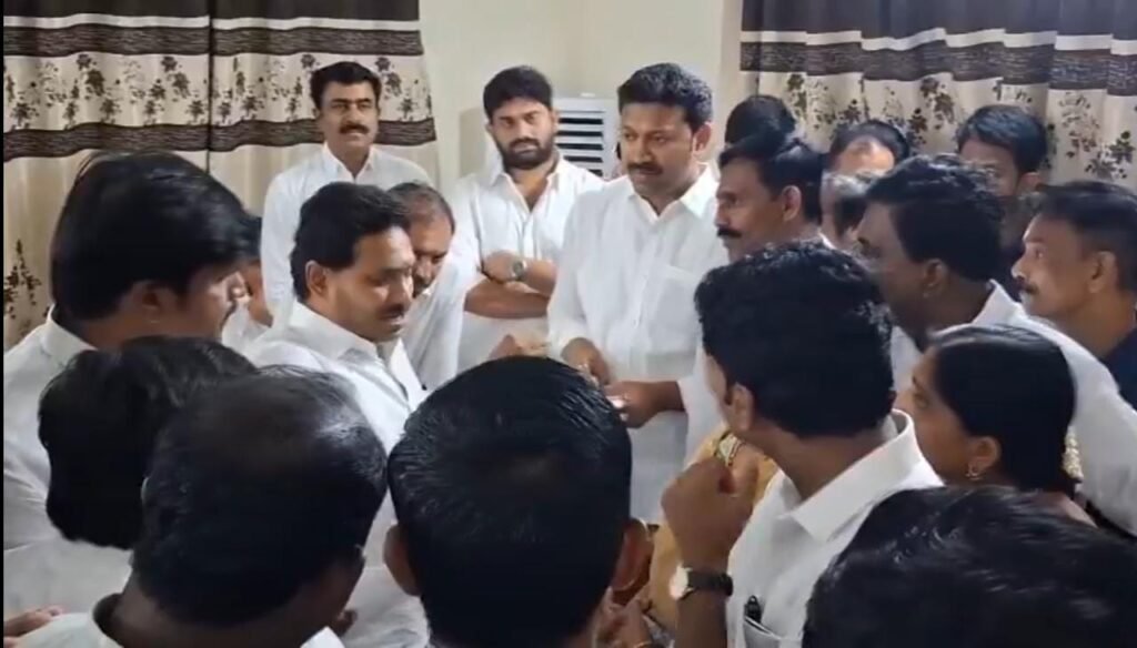 పులివెందులలో మాజీ సీఎంను కలిసిన ఉపాధ్యాయ సంఘం నేతలు