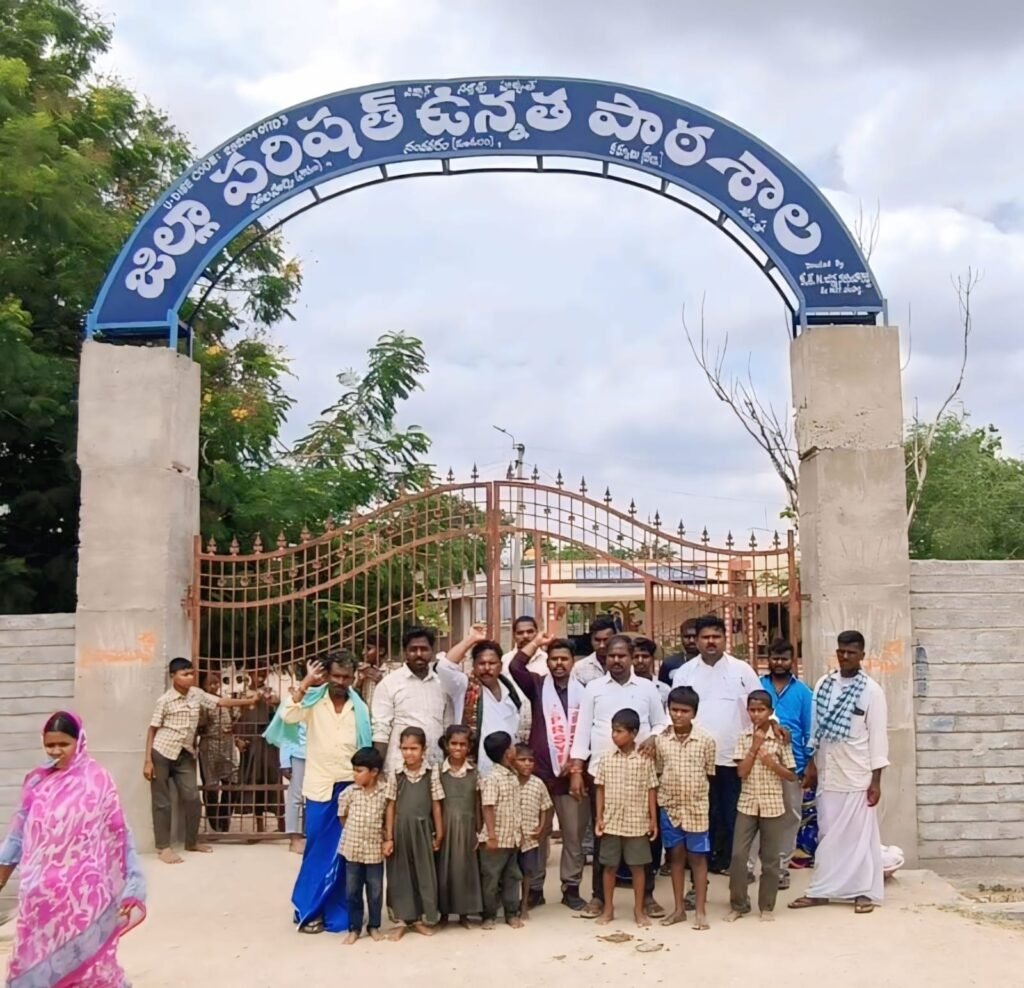 హాలహర్వి ఎంపీపీఎస్ స్కూల్లో రెగ్యులర్ టీచర్లు నియమించాలి    160 మంది విద్యార్థులకు ముగ్గురు టీచర్లు ఎలా బోధిస్తారు    విద్యార్థుల జీవితాలతో చలగాటమాడుతున్న విద్యాశాఖ అధికారులు   విద్యార్థి సంఘాలు