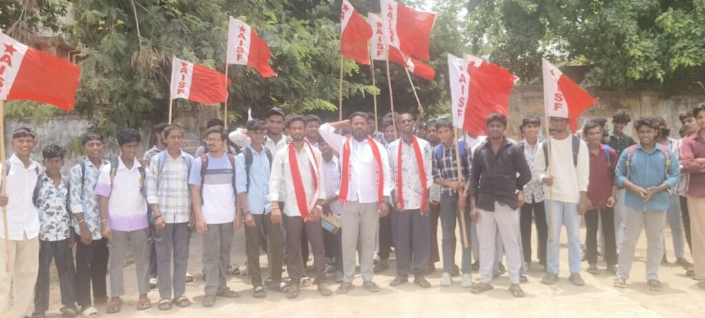 రాష్ట్రవ్యాప్త విద్యాసంస్థల బంద్ విజయవంతం.   ఏఐఎస్ఎఫ్ పెద్దపల్లి జిల్లా కార్యదర్శి రేణుకుంట్ల ప్రీతం