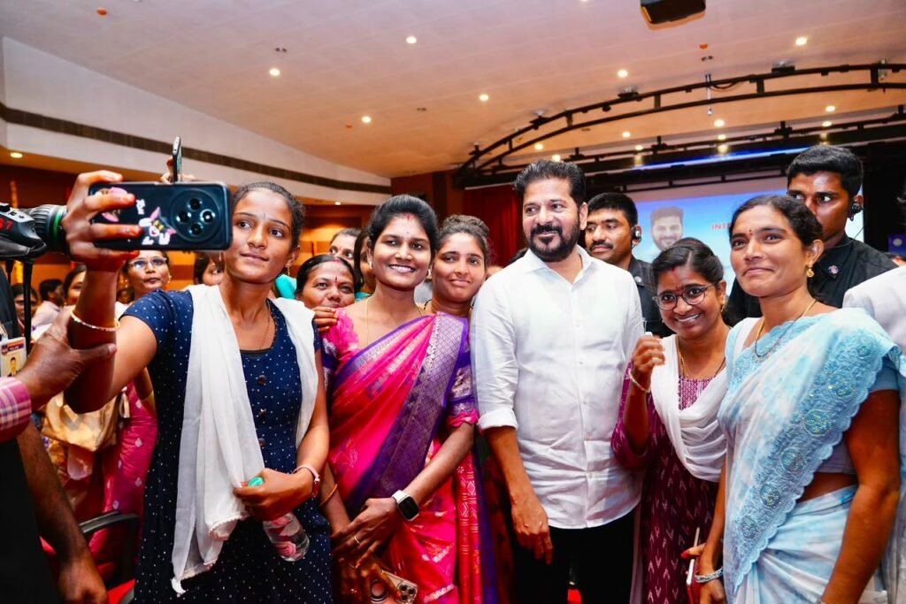 విద్యతోపాటు క్రమశిక్షణ ఉంటేనే జీవితంలో రాణిస్తారు ఒక్కో విద్యార్థిపై రూ. 1.08 లక్షలు ప్రభుత్వం ఖర్చుచేస్తోంది ఎంత నాణ్యమైన విద్యను అందించాలన్నది ఉపాధ్యాయులు ఆలోచించాలి సీఎం రేవంత్ రెడ్డి