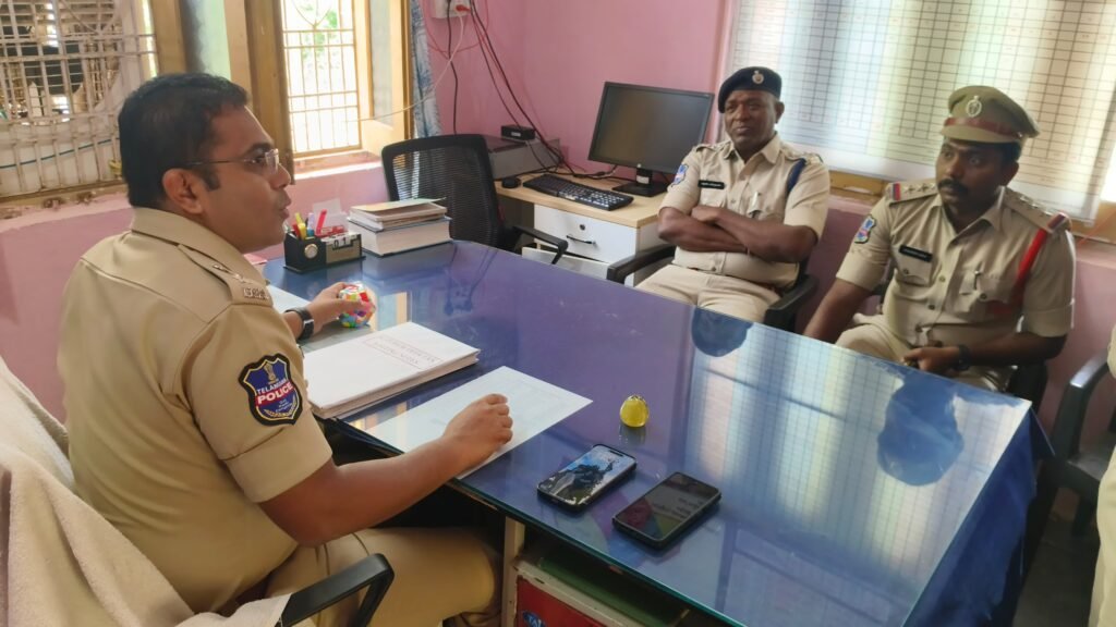 ప్రజా భద్రతే పోలీసుల ప్రధాన లక్ష్యం : జిల్లా ఎస్పీ మహేష్ బి. గితే