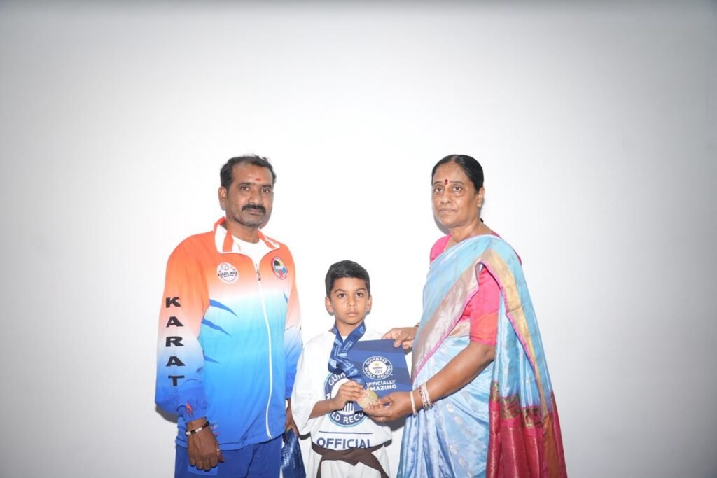 మొగుళ్ళపల్లి దక్కిన అరుదైన గౌరవం.   గిన్నిస్ బుక్ వరల్డ్ రివార్డ్ లో గోల్డ్ మెడల్ సాధించిన రిత్విక్ తేజాతో పాటు మరో ముగ్గురు  చిన్నారులను అభినందించి క్యాష్ రివార్డ్ ను అందజేసిన మంత్రి కొండా సురేఖ.