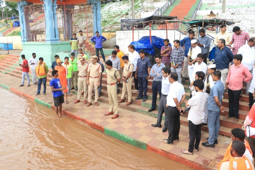 గోదావరి వరదల నేపథ్యంలో జిల్లా పోలీసు యంత్రాంగం పూర్తి అప్రమత్తం   లోతట్టు ప్రాంతాల్లో గస్తీ ముమ్మరం చేయాలని పోలీసు అధికారులకు జిల్లా ఎస్పీ రోహిత్ రాజు ఆదేశం