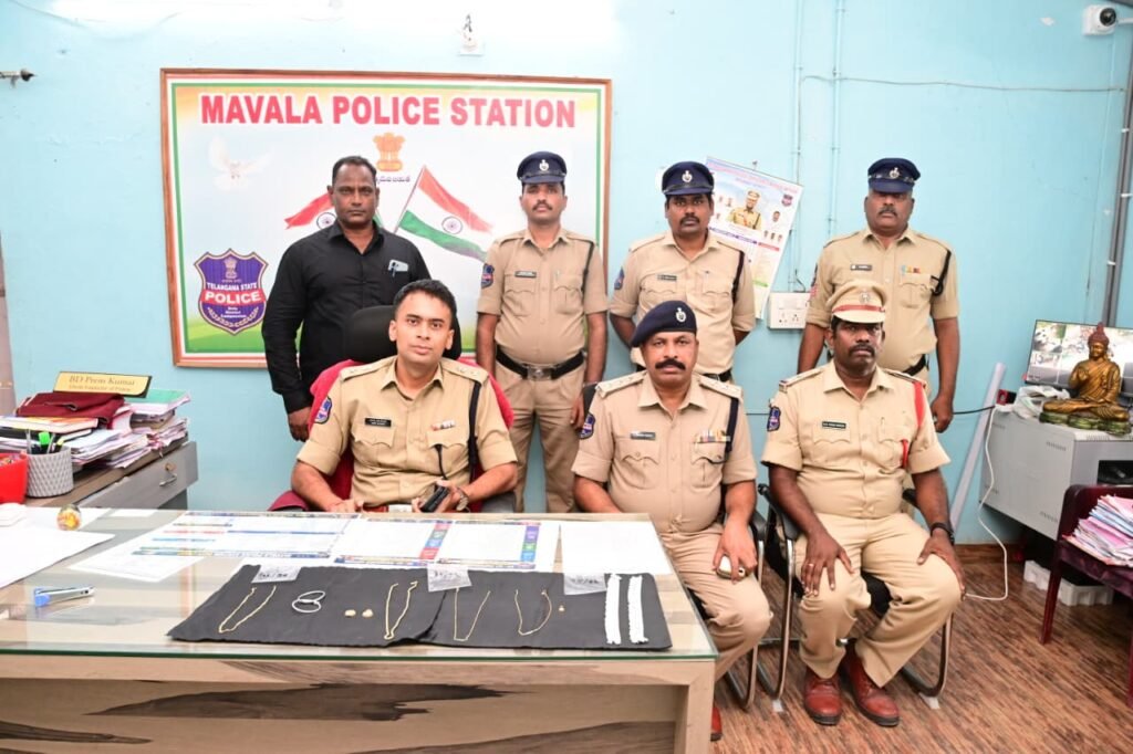 నలుగురు అంతర్రాష్ట్ర దొంగల ముఠా అరెస్ట్ సాంకేతిక ఆధారాలతో కేసు చేదించిన మావల పోలీసులు.    36 గ్రాముల బంగారం, 25.5 తులాల వెండి ఆభరణాలు స్వాధీనం     ప్రజలు సీసీటీవీ కెమెరాలను ఏర్పాటు చేసుకోవాలి    గతంలో A1 పై 8 , A2 పై మూడు దొంగతనం కేసులు.    జిల్లా ఎస్పీ అఖిల్ మహాజన్
