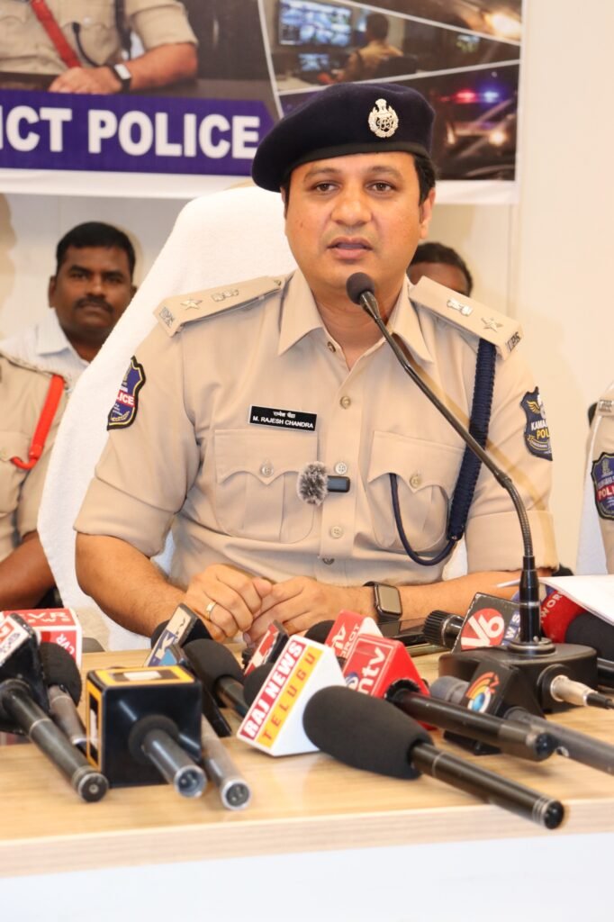 ప్రీవెంటివ్ పోలీసింగ్ వైపు కామారెడ్డి పోలీసుల అడుగులు.  ‘ఆపరేషన్ కవచ్’ ద్వారా నిరూపణ, విజయవంతంగా ఏడాది పూర్తి.  ప్రజలకు రక్షణ కవచంలా, కొండంత ధైర్యంలా ……..కామారెడ్డి పోలీసుల ఏడాది ఆదర్శ ప్రస్థానం. జిల్లా ఎస్పీ  యం. రాజేష్ చంద్ర,  దిశానిర్దేశంలో ‘ఆపరేషన్ కవచ్’ విజయవంతంగా ఏడాది పూర్తి.  కామారెడ్డి పోలీసుల అచంచల విశ్వాస ప్రస్థానం.