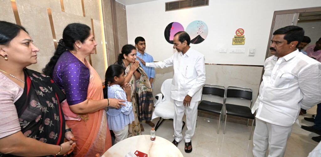 “ఏం చేస్తారో చేయండి.. మా పెద్దిని కాపాడండి” వైద్యులకు చేతులెత్తి నమస్కరించిన బీఆర్ఎస్ అధినేత కేసీఆర్