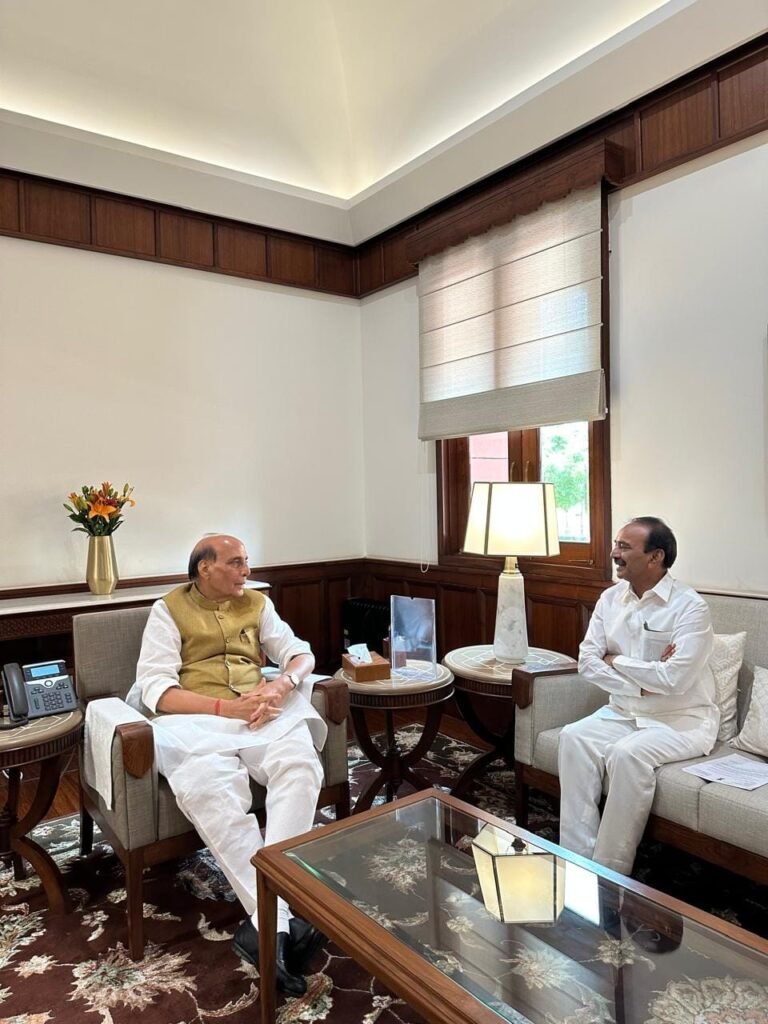 కేంద్ర మంత్రి రాజ్ నాధ్ సింగ్ ను కలిసిన ఎంపి ఈటల