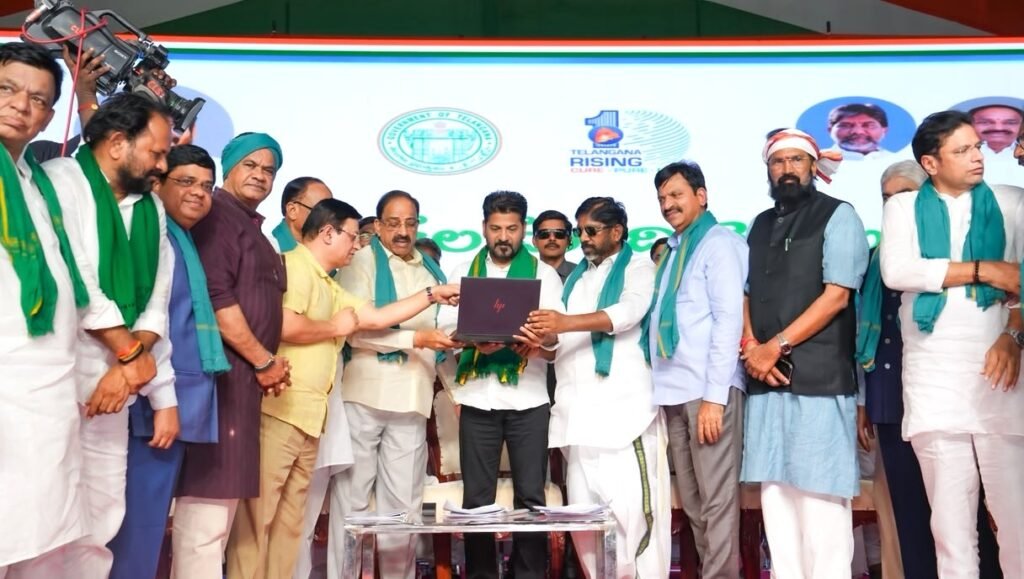 30 నెలల్లో 1 లక్ష 70 వేల కోట్ల రూపాయలు వ్యవసాయ రంగంపై ఖర్చు రైతుల కళ్లల్లో ఆనందం చూడాలన్నదే మా ఆశయమని రైతు ఆశీర్వాద సభలో ముఖ్యమంత్రి రేవంత్