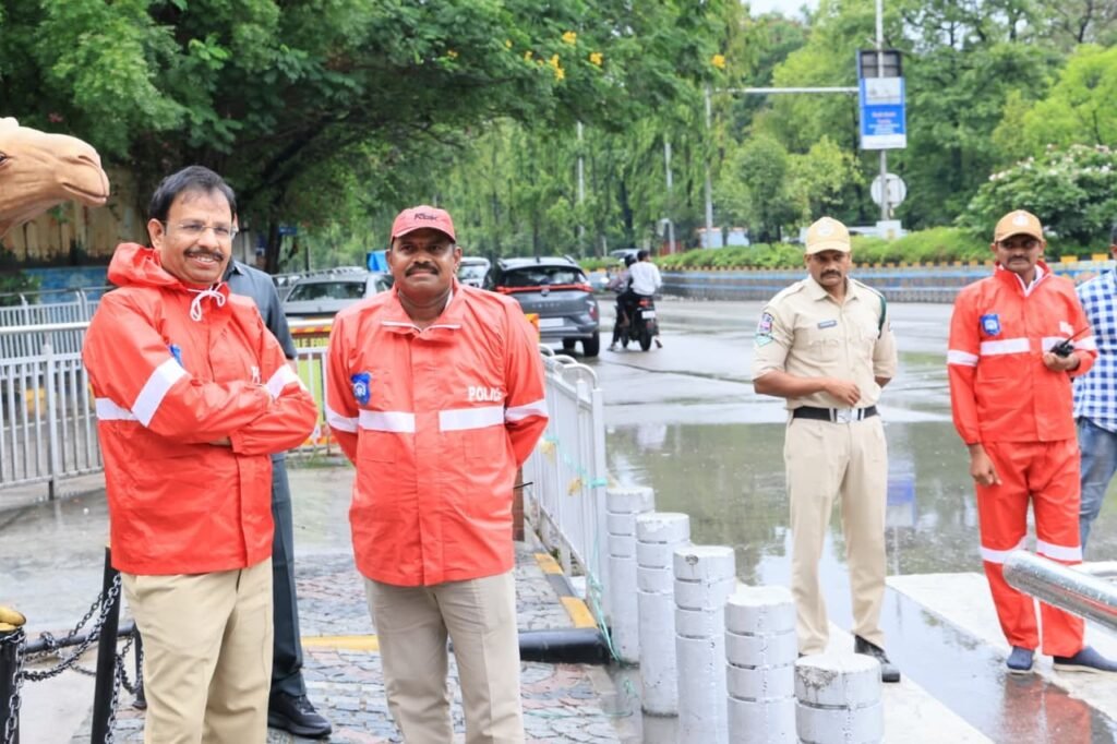 ప్ర‌జ‌లంద‌రూ అప్రమత్తంగా ఉండాలి. పోలీసు కమిషనర్  వీసీ సజ్జనర్