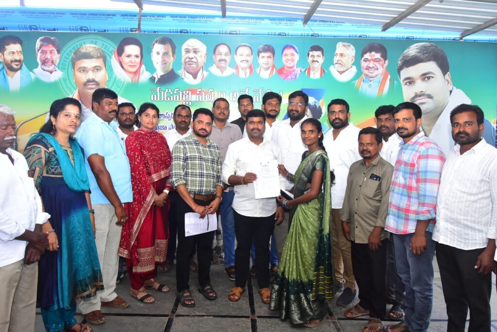 బూరుగుపల్లి  గ్రామానికి చెందిన ఆరుగురు లబ్ధిదారులకు  ఇందిరమ్మ ఇండ్ల మంజూరు పత్రాలను అందజేసిన ఎమ్మెల్యే మేడిపల్లి సత్యం