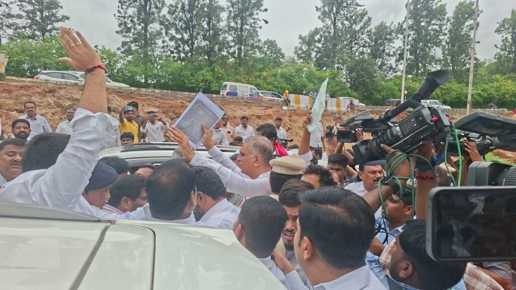 పోలీసులను అడ్డం పెట్టి ఆపుతున్నారు హరీష్ రావు