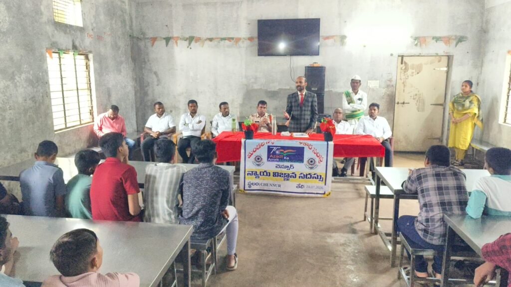 చదువుతో పాటు చట్టాలపై అవగాహన అవసరం: చెన్నూర్ జూనియర్ సివిల్ జడ్జి పి. రవి  ఎంజేపీ కళాశాలలో మండల న్యాయ సేవాధికార సంస్థ ఆధ్వర్యంలో న్యాయ విజ్ఞాన సదస్సు  పాఠశాల భోజనం, వంటగది నాణ్యతను పరిశీలించిన జడ్జి