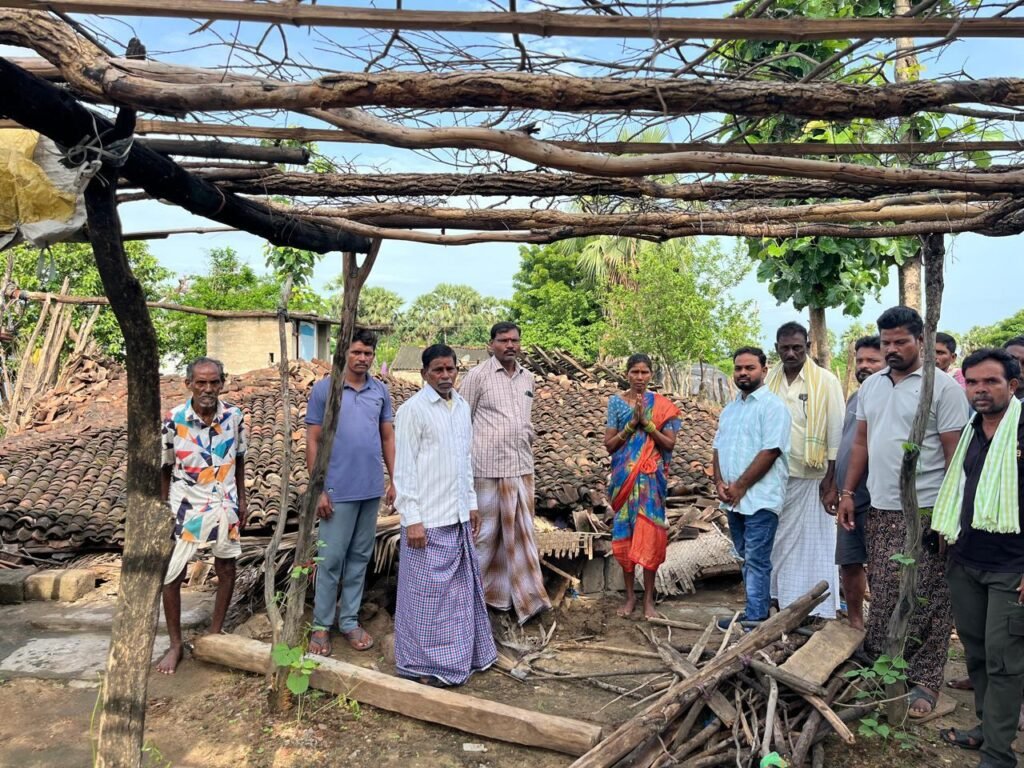 బాధితులను పరామర్శించిన మండల ఉపాధ్యక్షుడు ఎంబరి సజన్ కుమార్.