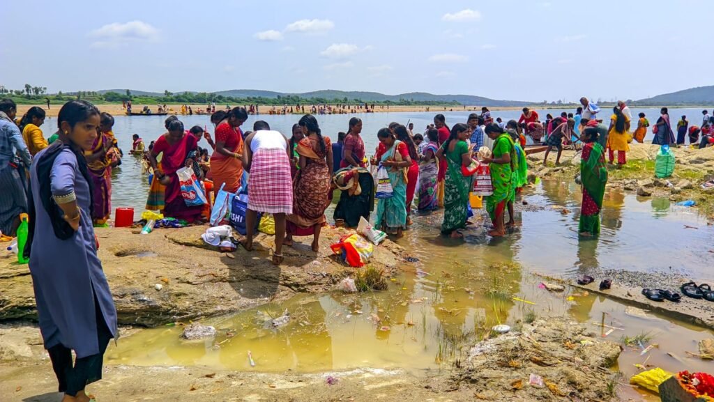 పవిత్ర స్నానాలు, ఆలయ దర్శనాలతో భక్తి పారవశ్యం – గోదావరి ఘాట్ వద్ద భద్రతా ఏర్పాట్లు కల్పించాలని భక్తుల విజ్ఞప్తి