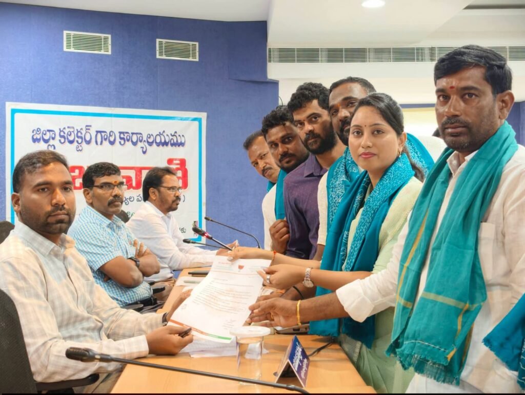 డి.ఏ.పీ. ఎరువుల అక్రమ విక్రయాలపై కలెక్టర్‌కు వినతి పత్రం అందజేసిన బీజేపీ నాయకురాలు డా. బోగ శ్రావణి
