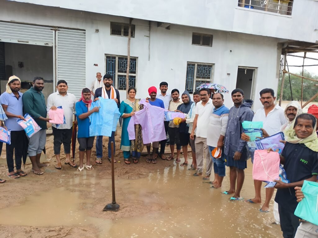 భీమారం పంచాయతీ మల్టీ పర్పస్ వర్కర్లకు రెయిన్ కోట్ల పంపిణీ