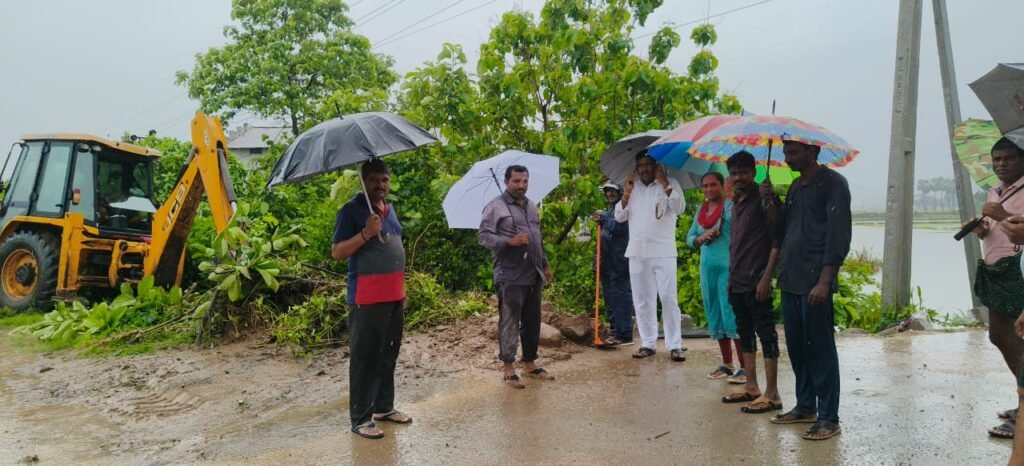 లద్నాపూర్‌లో వరద నీటి సమస్యకు తక్షణ చర్యలుజేసీబీతో నీటి ప్రవాహానికి మార్గం ఏర్పాటు చేసిన గ్రామపంచాయతీ